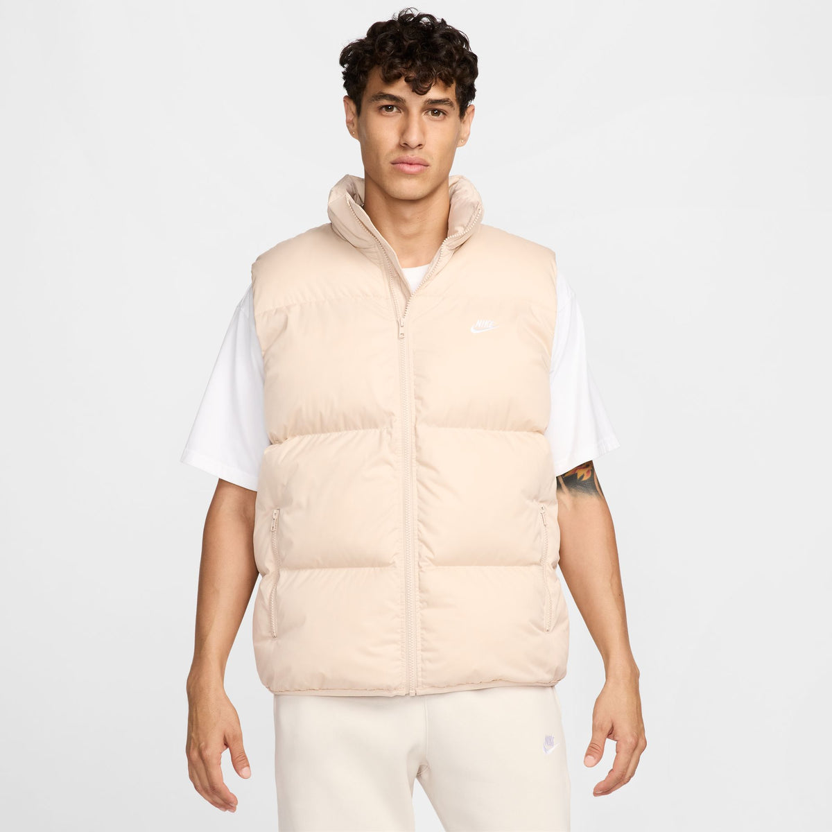 M NK CLUB PUFFER VEST SANDDRIFT/WHITE Bild 1