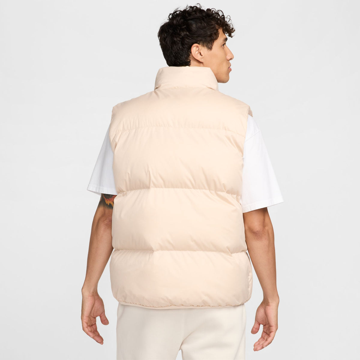 M NK CLUB PUFFER VEST SANDDRIFT/WHITE Bild 2