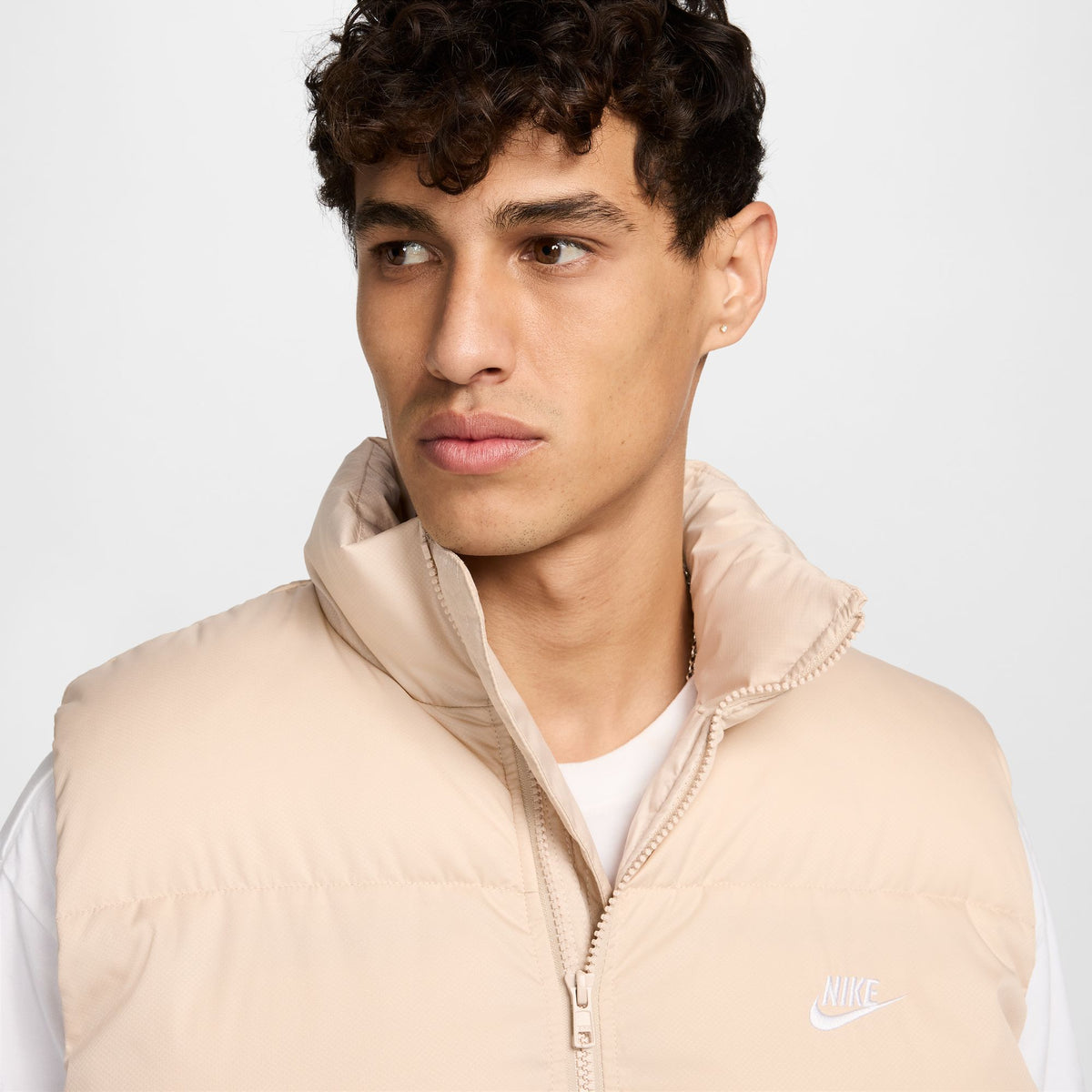 M NK CLUB PUFFER VEST SANDDRIFT/WHITE Bild 3