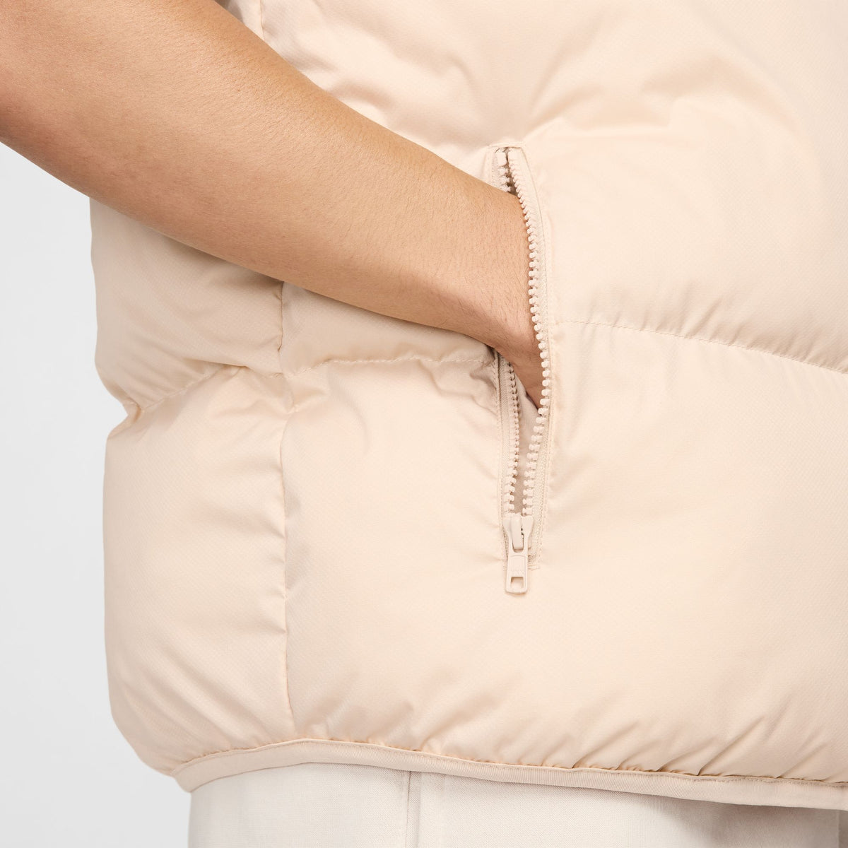 M NK CLUB PUFFER VEST SANDDRIFT/WHITE Bild 5