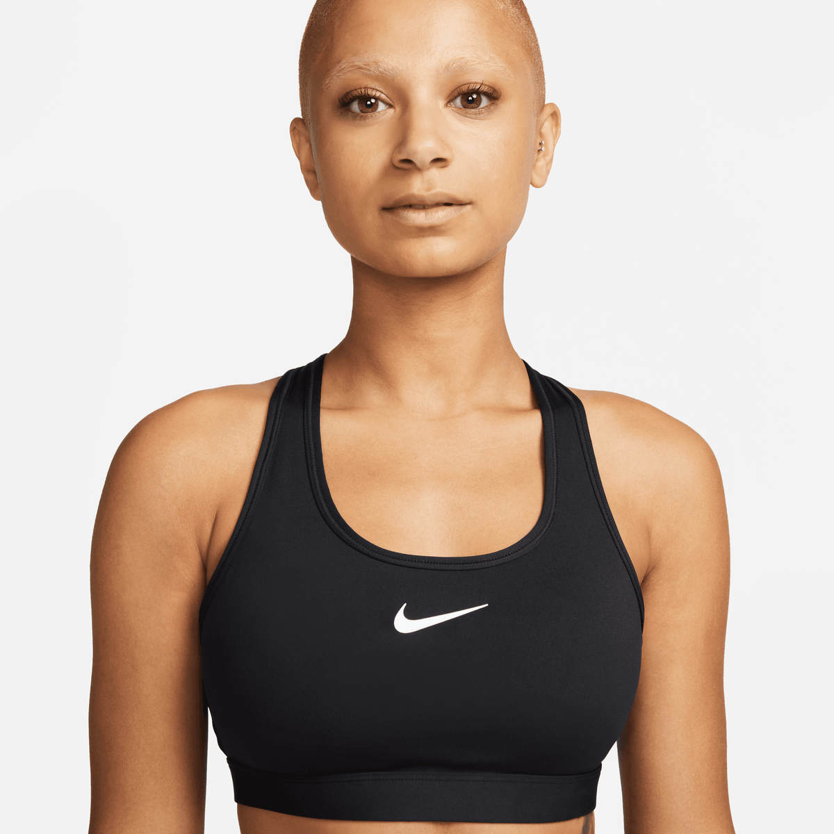 W NK SWSH MED SPT BRA BLACK/WHITE Bild 3