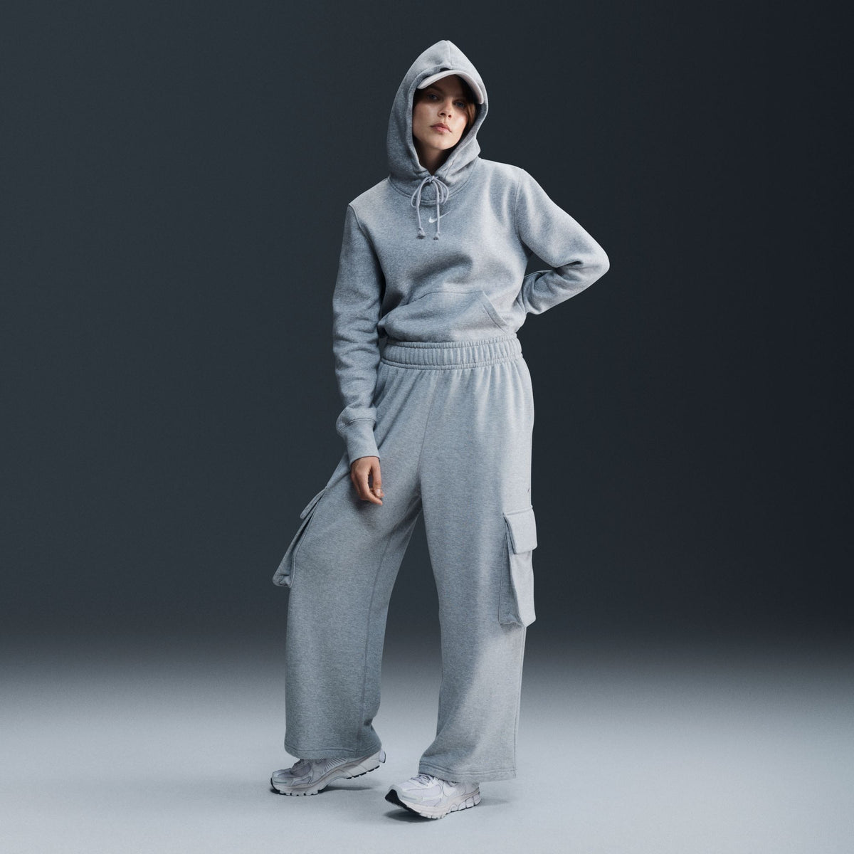 W NSW PHNX FLC STD PO HOODIE DK GREY HEATHER/SAIL Bild 1