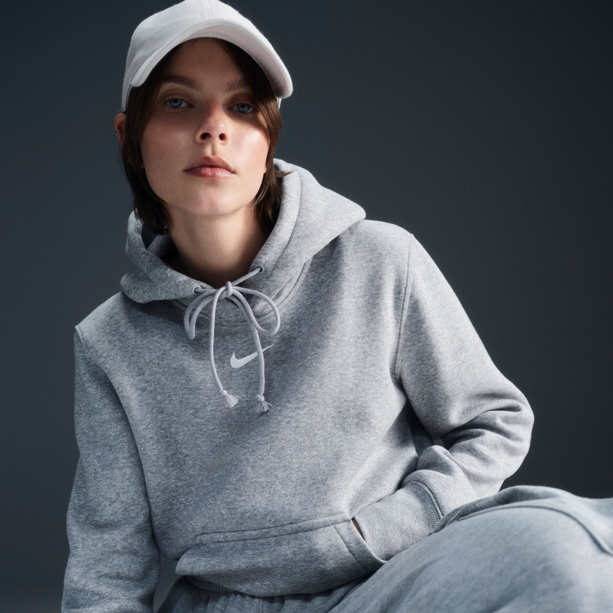 W NSW PHNX FLC STD PO HOODIE DK GREY HEATHER/SAIL Bild 3