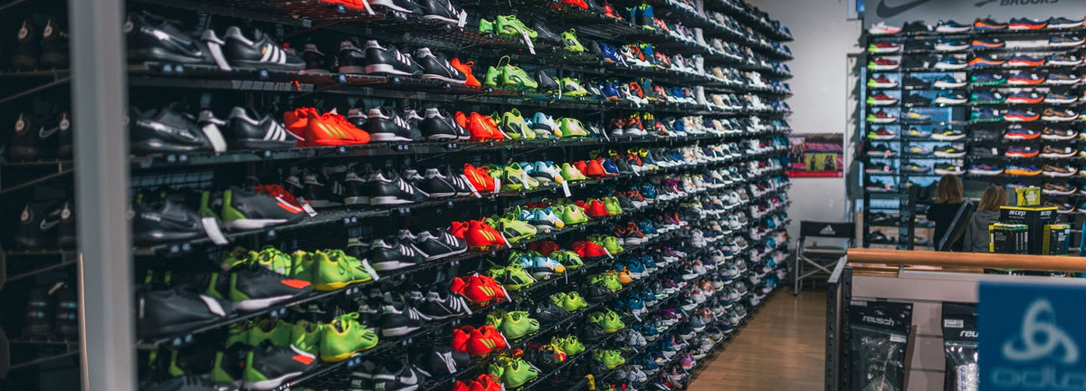 Schuhwand mit einer großen Auswahl an Lauf- und Sportschuhen bei Sport Frank in Hof.