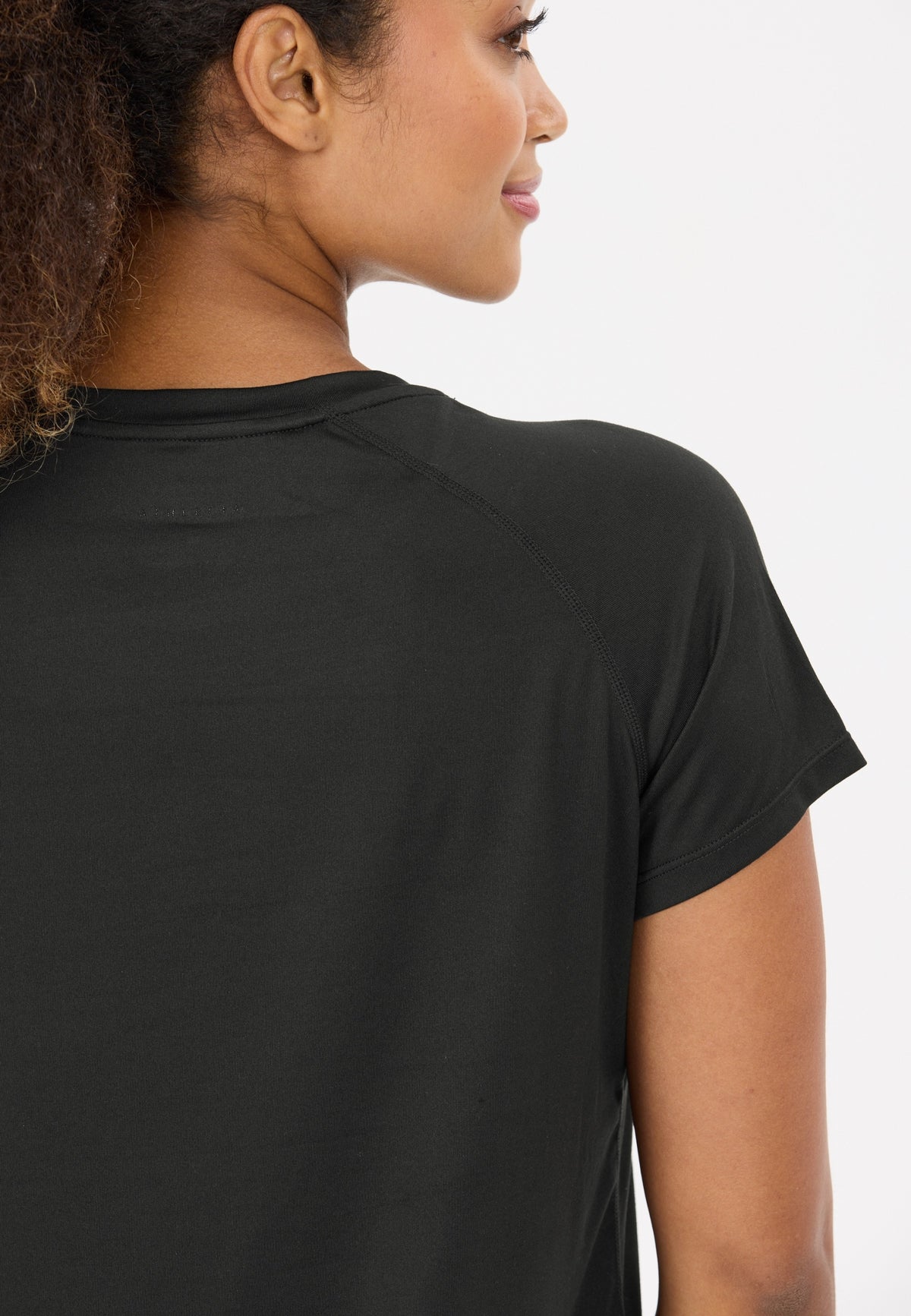 Gaina V3 W S/S Tee Black Black Bild 4