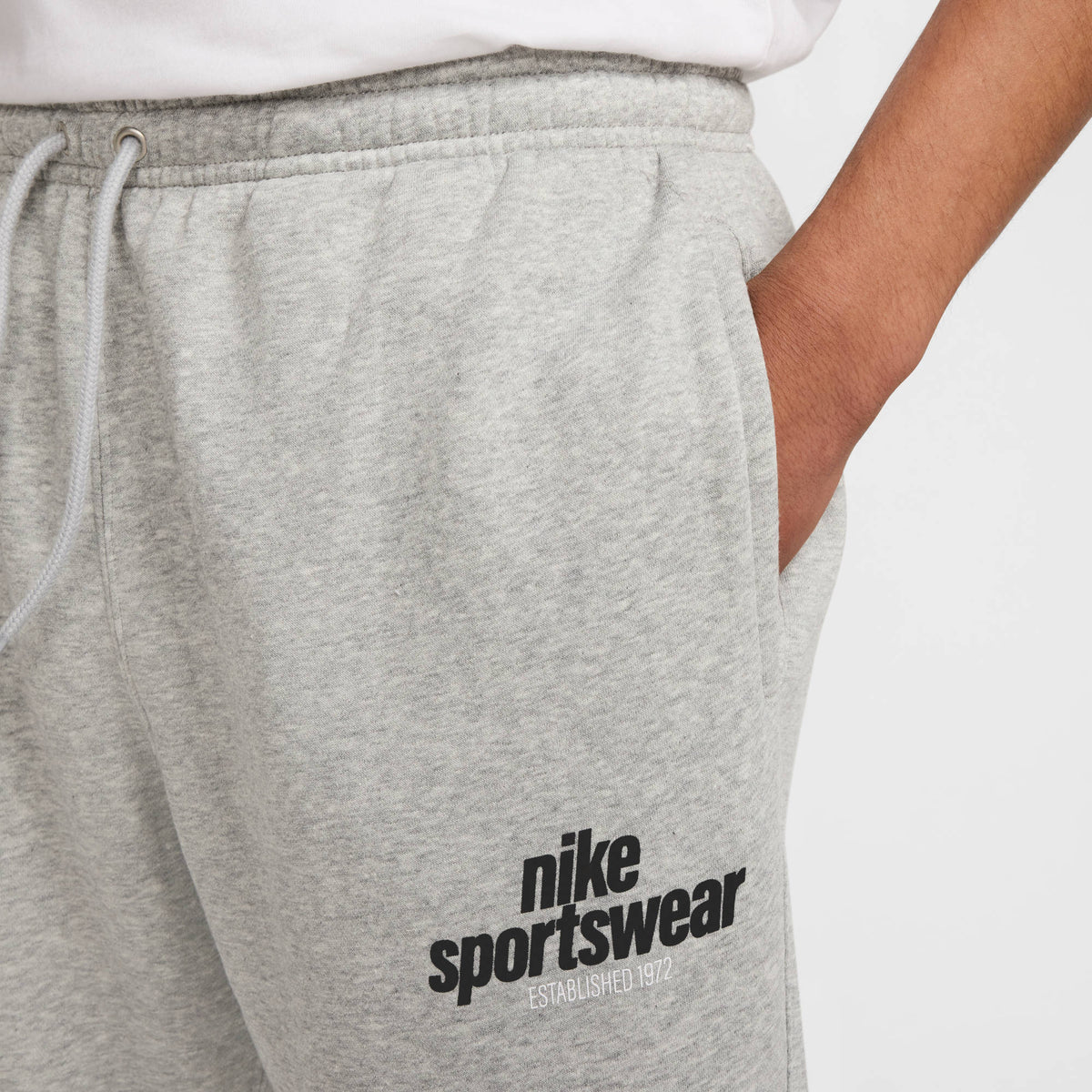 M NK CLUB BB CF PANT NSW GFX DK GREY HEATHER DK GREY HEATHER Bild 3