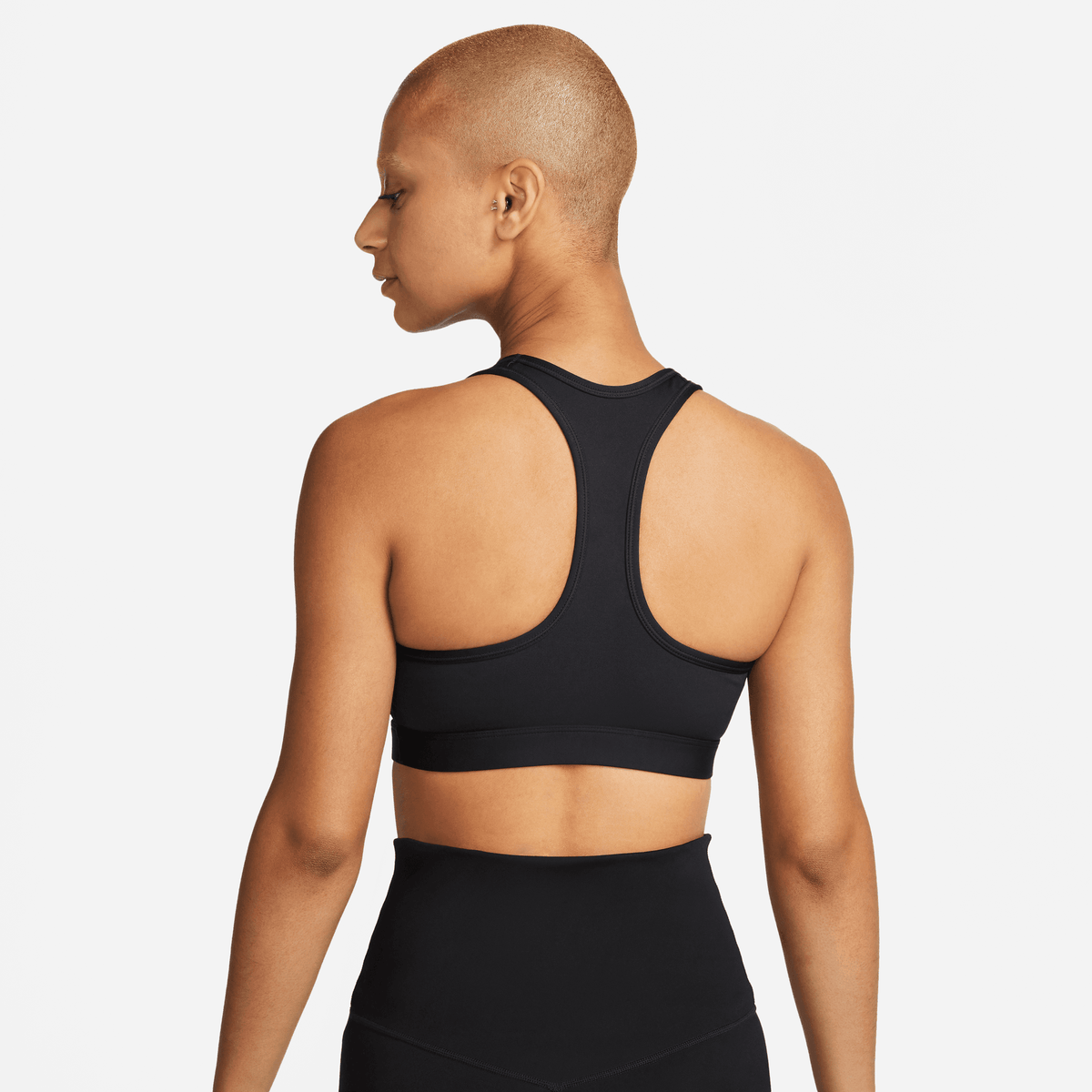 W NK SWSH MED SPT BRA BLACK/WHITE Bild 2
