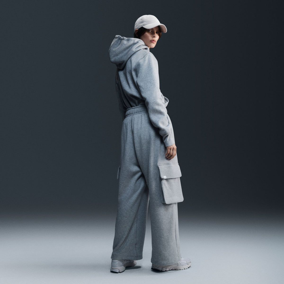 W NSW PHNX FLC STD PO HOODIE DK GREY HEATHER/SAIL Bild 2